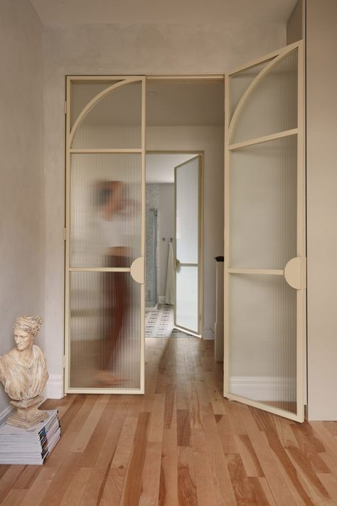 Résidence Esplanade in Montreal has fluted glass doors Urban Townhouse Interior, White Oak Sideboard, Interior Boho, غرفة ملابس, Flute Glass, Interior Door, Interior Inspo, House Inspo, 인테리어 디자인