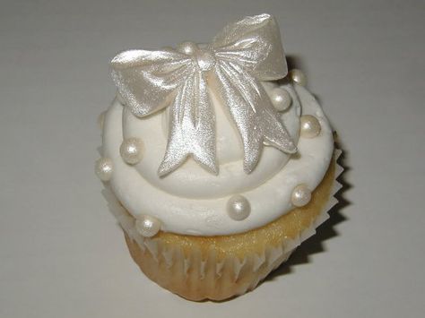 Edible+Bow+Cupcake+Toppers+fondant+cupcake+topper+by+TWOSWEETCAKES Fondant Bows, Pearl Cupcakes, Fondant Cupcake Topper, Bow Cupcakes, Cupcake Cookie, Edible Pearls, Baking Stuff, Bow Cakes, Fondant Cupcakes