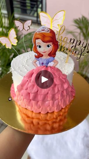 Small Princess Cake, Sofia Cake Design, Girl Cake Design, Birthday Cake Princess, Princess Sofia Cake, Princess Doll Cake, Sofia Cake, Cake For Birthday, Cake Princess