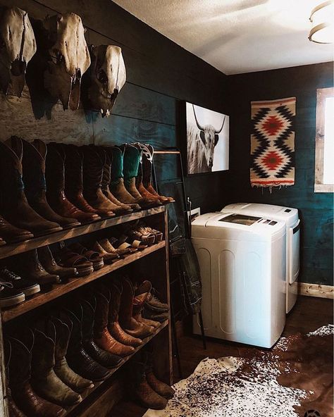 Western Home Decor Dining Room, Rustic Farm Cottage, Organic Modern Western Decor, Labyrinth Themed Nursery, Rustic Americana Decor Living Room, Simple Western Room Ideas Bedrooms, Western Ranch Style Homes, Black Farmhouse Interior Design, Western Double Wide