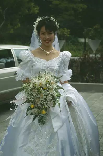 Bouquet Of Orchids, Style White Dress, Dress With Veil, Fluffy Wedding Dress, Beautiful Wedding Gowns, Wedding Dresses Photos, Wedding Dresses Satin, Asian Bride, Brides Wedding Dress