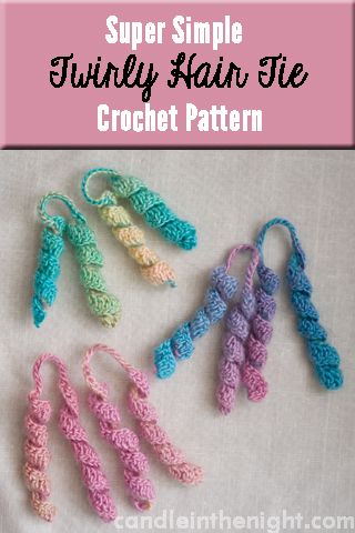 This super simple twirly hair tie crochet pattern works up in no time at all!  A great gift for a little girl in your life! Hair Tie Crochet, Tie Crochet, Crochet Hair Bows, Crochet Hair Clips, Crochet Headband Pattern, Crochet Hair Accessories, Crochet Girls, Crochet Motifs, Headband Pattern