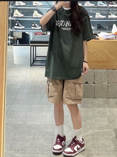 Street Wear Shorts Outfit, Summer Boyish Outfits, Low Visual Weight Outfit, Filipino Outfits Street Styles, Outfit Ideas Gender Neutral, Baggy Shirt And Shorts, Jorts Styling, Big Shorts Outfit, Tomboy Beach Outfits