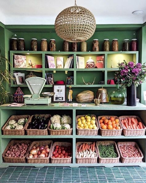 Fruit And Veg Shop, Produce Displays, Pantry Organization Ideas, Vegetable Shop, Grocery Store Design, Supermarket Design, Kabinet Dapur, Farm Store, Fruit Shop