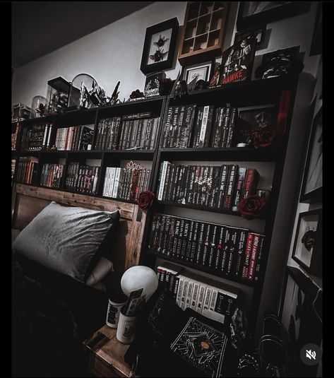 Black Bookshelves Aesthetic, Bookshelves Bedroom, Bookish Aesthetic, Pretty Room, Black Books, Dark Room, Bedroom Themes, Dream Room, Dark Aesthetic