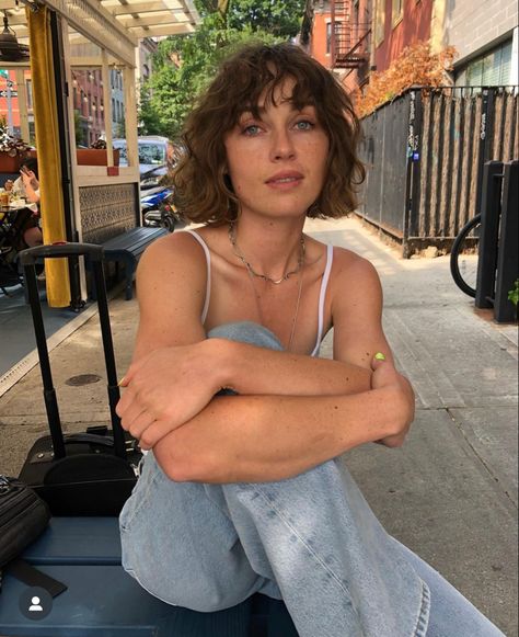 Zella Day, Natural Curly Hair Cuts, Bob Haircut Curly, Short Brown Hair, Hair Inspiration Short, Haircuts For Curly Hair, Lift Off, Short Wavy Hair, Curly Hair With Bangs