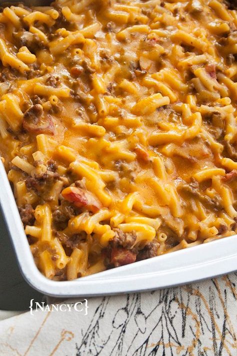 Easy Cheeseburger Mac & Cheese Mac And Cheese Box Recipe, Kraft Dinner Recipes, Maple Cream Pie, Mac N Cheese Casserole, Kraft Mac And Cheese Recipe, Hamburger Mac And Cheese, Cheeseburger Mac And Cheese, Beef Mac And Cheese, Cheeseburger Mac