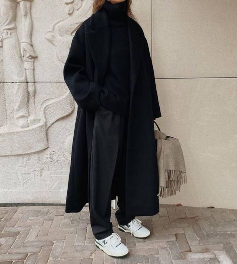 Black Coat Street Style, Black Minimalist Outfit, Oversized Coat Outfit, Minimalist Winter Outfit, Black Coat Outfit, Oversize Outfit, Winter Outfits Aesthetic, Trendy Outfits Winter, Oversized Outfit