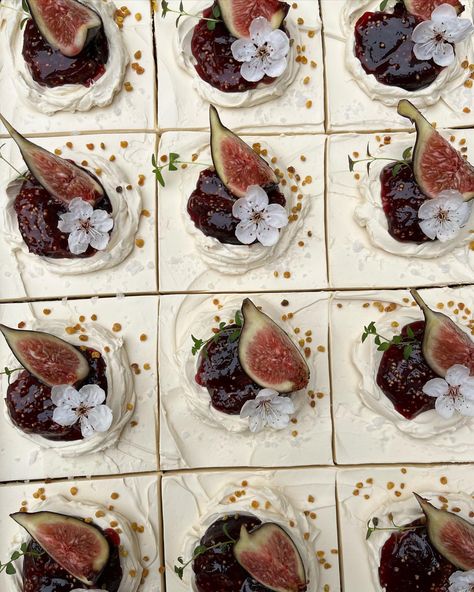 Wonky little squares of almond & polenta cake with a salty honey drizzle topped with brown sugar Swiss, fig & honey jam, fresh fig, bee… | Instagram Fig Honey Cake, Sugared Fruit On Cake, Fig Cake Decoration, Fruit On Cake, Fig Honey Jam, Almond Polenta Cake, Salty Pastries, Fig Cakes, Cake With Figs