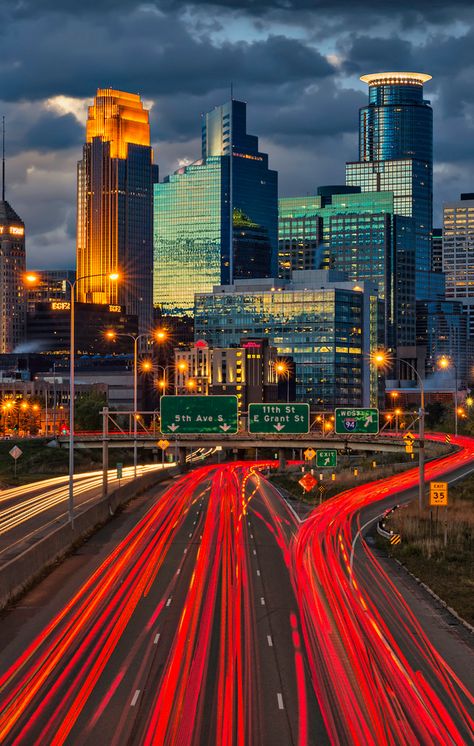 Minneapolis Minnesota downtown skyline; I'd love to visit Minnesota, it's where my parents started their live together :) Miniapolis Minnesota, Pasta Bridge, Minnesota Architecture, Minnesota Aesthetic, Minneapolis Downtown, Minneapolis Skyline, Nova Orleans, Downtown Minneapolis, Minneapolis St Paul