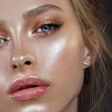 Fashion | ombiaiinterijeri No Make Up Make Up Look, Maquillage On Fleek, Metallic Makeup, Fixing Spray, Stick Highlighter, Dewy Makeup, Gold Makeup, Pat Mcgrath, 인물 사진