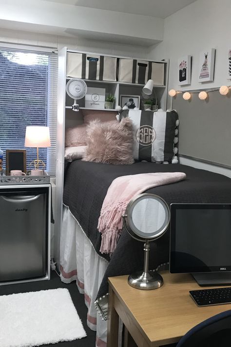 Best Decor Ideas For Your Freshman College Dorm College Dorm Room Ideas Modern, Simple Dorm Room Decor, Cute Headboard, Dorm Bed Skirt, Simple Dorm Room, Cute Decor Ideas, Luxury Dorm, University Of Kentucky Dorm, Best Decor Ideas