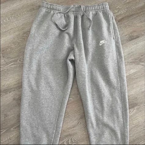 Gray Sweatpants Aesthetic, Nike Grey Sweatpants Outfit Women, Nike Sweatpants Aesthetic, Gray Nike Sweatpants Outfit, Grey Sweatpants Aesthetic, Sweatpants Outfit Nike, Nike Sweatpants Outfits, Nike Sweats Women, Grey Nike Sweatpants Outfits