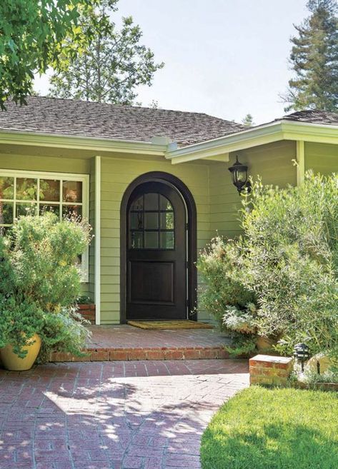 California Bungalow Style Interiors, California Bungalow Exterior, Bungalow Style Interior, Cottage House Aesthetic, 1940s Cottage, California Cottage, Beach Cottage Exterior, Cottage House Exterior, Cottage House Interior