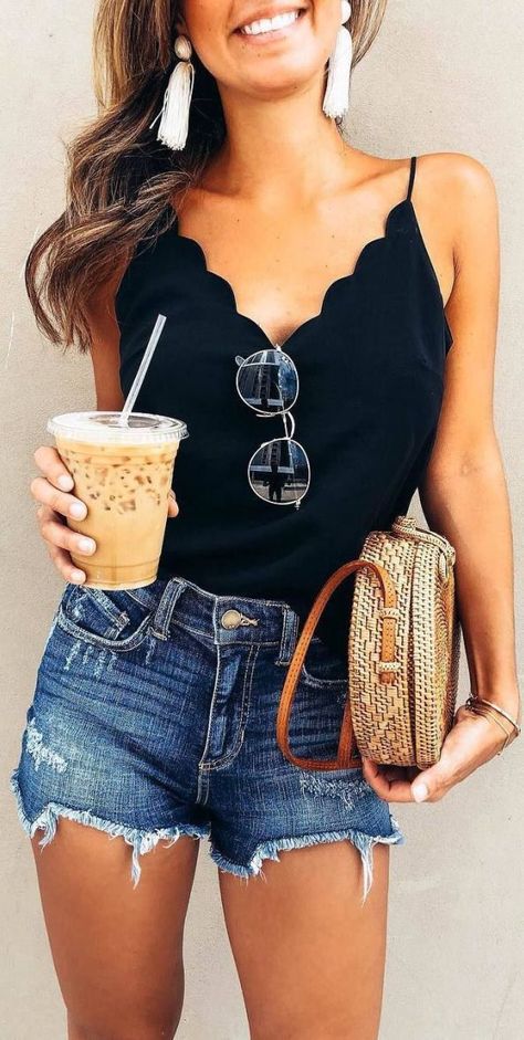 We love cute day drinking outfits like this one! Drinking Outfit, Day Drinking Outfit, Drinks Outfits, Denim Shorts Outfit, Look Con Short, 27 Dresses, Badass Style, Day Drinking, Beach Outfits