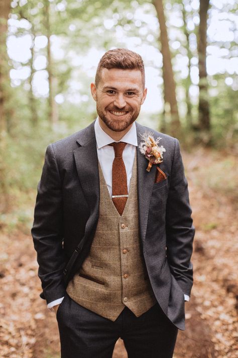 Groomsmen Attire Autumn Wedding, October Wedding Suits Men, Autumn Wedding Mens Outfit, Autumnal Groomsmen, Groom Autumn Wedding, Autumn Wedding Suits Groomsmen, Autumn Wedding Suits Groom, Autumn Wedding Mens Suits, Wool Suits Men Wedding