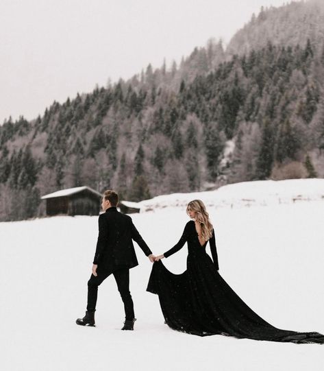 Snow Family Pictures, Winter Couple Pictures, Snow Engagement Photos, Dark Wedding Theme, Gothic Photography, Winter Wedding Photos, Snow Wedding, Snow Landscape, Mountain Engagement Photos