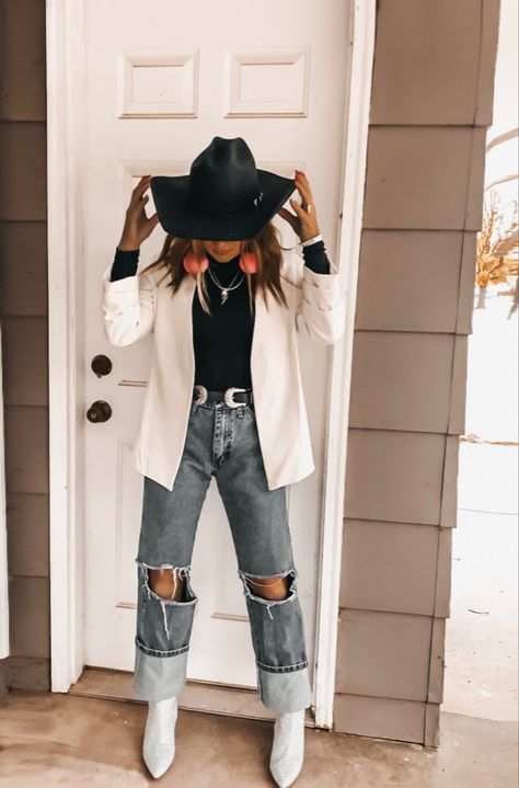 Dress Up Country Outfits, Styling Western Outfits, Go Western Day Outfit Women, Mid Size Rodeo Outfit, 2023 Nfr Outfits, Outfit With A Blazer, 2023 Nfr Fashion, Western Black Outfits Women, Nfr Outfit Inspiration