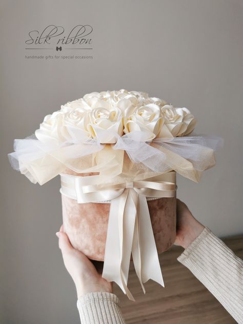 Bouquet Box Ideas, Satin Flower Bouquet, Ribbon Roses Bouquet, Satin Rose Bouquet, Satin Bouquet, Box Of Roses, Box Bouquet, Ribbon Rose Bouquets, Ribbon Flowers Bouquet