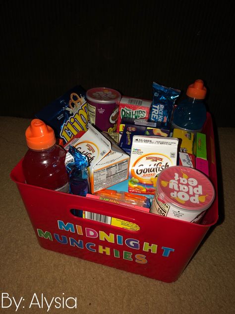 #midnightmunchies #snack #giftideas #giftbasketideas #giftbasketideasforchristmas #food Cute Snack Basket For Boyfriend, How To Make Snack Box Gift, Snack Basket For Hotel Room, Munchies Box Gift, Snack Basket Ideas For Boyfriend, Munchie Basket Gift Ideas, Birthday Snack Basket For Boyfriend, Snack Basket For Room, Food Basket Aesthetic