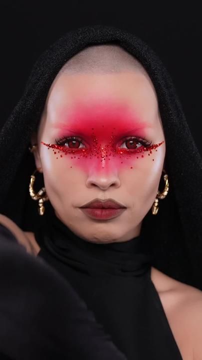 TikTok · Celine_Bernaerts Catwalk Makeup, Glisten Cosmetics, Futuristic Makeup, Artsy Makeup, London Jewelry, Huda Kattan, Paint The Town Red, Kiss Dress, Lip Blush