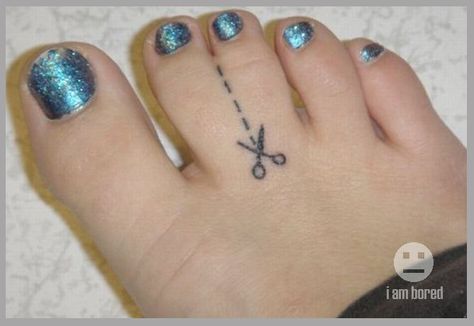 I'm not a tat person, but if I had webbed feet, I'd get one like this! Toe Tattoo, Best 3d Tattoos, Toe Tattoos, Scar Cover Up, Tattoo Fails, Bad Tattoos, 3d Tattoos, Funny Tattoos, Cover Up Tattoo