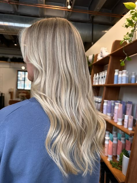 Hair Inspiration Blonde Highlights, Brunette With Bright Blonde Highlights, Bleach And Tone Hair, Summer Blonde Hair With Lowlights, Blonde Foils, Dyeing Hair, Blonde Hair Goals, Perfect Blonde Hair, Bright Blonde Hair