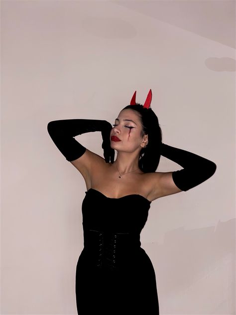 Demon Outfit Halloween, Devil Costume Women Aesthetic, Devil Halloween Costume Aesthetic, Diavoletta Halloween, Demon Halloween Costume Outfit, Halloween Devil Outfit, Devil Costume Women Makeup, Halloween Devil Make Up, Diavolo Halloween Outfit