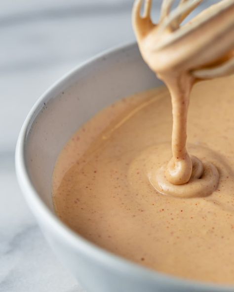 Yum Yum Sauce (a creamy, pale orange mayo based Japanese steakhouse sauce) with a whisk lifting a bit out of the bowl to show the thick texture. Burger Sauce Recipe, Special Sauce Recipe, Burger Sauces Recipe, Easy Dipping Sauce, Yum Sauce, Ultimate Burger, Peanut Sauce Recipe, Yum Yum Sauce, Special Sauce