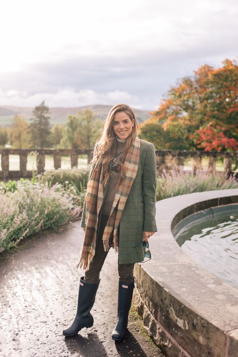 Gal Meets Glam Our Scotland Adventure Part 1 - Coat, Mulberry sweater, Frame shirt, Current Elliott pants & Hunter boots. Scotland Outfit, Fashion Rain Boots, My Style Fashion, Scotland Fashion, British Country Style, Moda Country, Julia Berolzheimer, Boating Outfit, Country Fashion