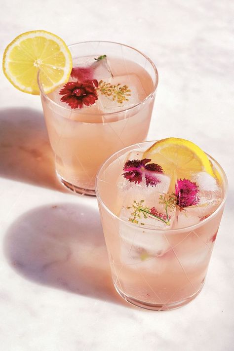 27 Summer Cocktail Recipes - Best Ideas for Tropical Summer Drinks Alcohol Punch, Rose Punch, Resep Koktail, Bruschetta Bar, Summer Punch, Gin Fizz, Cocktail Sauce, Summer Cocktail Recipes, Vegetable Drinks