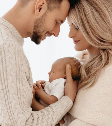 Newborn Photoshoot Ideas, Born Baby Photos, Newborn Family Pictures, Maternity Photography Poses Couple, Winter Newborn, Baby Shower Photography, Baby Pictures Newborn, Newborn Family Photos, Newborn Mom