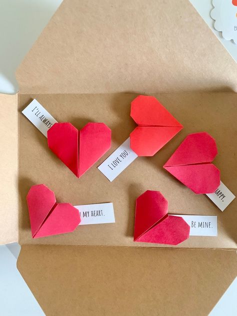 First Year Anniversary Gifts For Him, Love Cards For Him, Origami Hearts, Origami Gifts, Creative Birthday Cards, Cute Origami, One Year Anniversary Gifts, Origami Heart, Romantic Cards