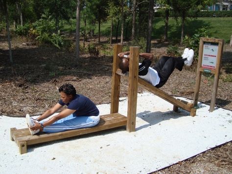 Par course in back yard Backyard Gym, Fitness Trail, Camping Diy, Diy Gym, Diy Workout, Outdoor Fitness Equipment, Outdoor Exercise, Outdoor Training, Outdoor Gym