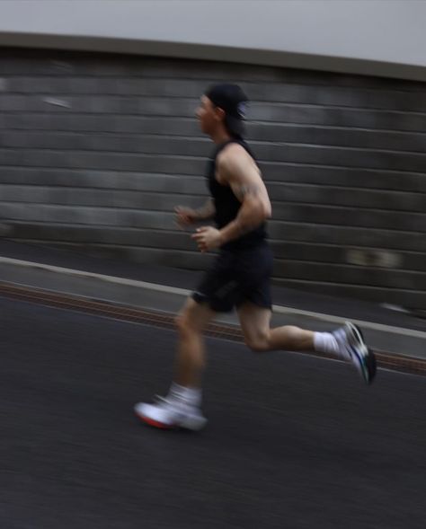 Guy Running Aesthetic, Men Running Aesthetic, Running At Night Aesthetic, Fit Manifestation, Athletic Boy Aesthetic, Bond Aesthetic, Sporty Guys, Trail Running Photography, Running Aesthetic