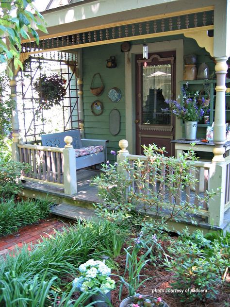 Cottage Garden Sheds, Summer Porch Decor, Cottage Porch, Cottage Garden Design, Summer Porch, Front Steps, Style Cottage, Cottage Gardens, Cottage Ideas