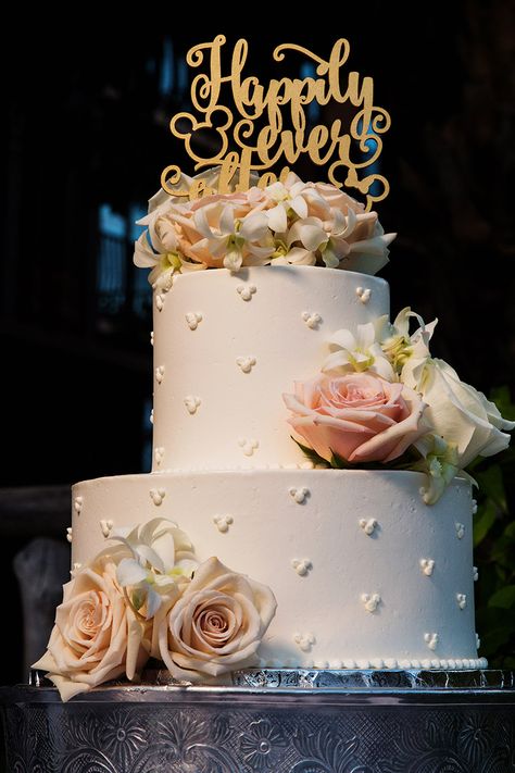 Subtle Disney Decor Wedding Ideas, Wedding Cake Disney Theme, Disney Wedding Cakes Ideas, Disney Bridal Shower Cake, Mickey Mouse Wedding Cake, Disney Wedding Ceremony Decor, Cake Topper Wedding Disney, Disney Wedding Cake Designs, Disney Theme Wedding Cake