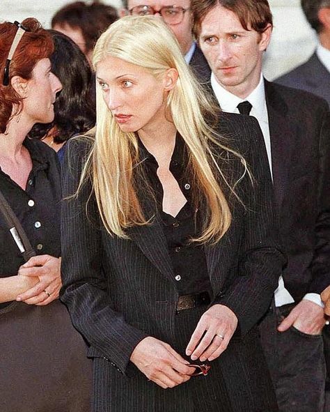 Carolyn Bessette Kennedy | “Carolyn's detractors may say she is suburban, but in fact there is nothing suburban or commonplace about her at all. One fellow guest at… | Instagram Carolyn Bessette, Style Muse, 인물 사진, Mode Vintage, Looks Style, Mode Inspiration, New Yorker, Style Icon, 90s Fashion