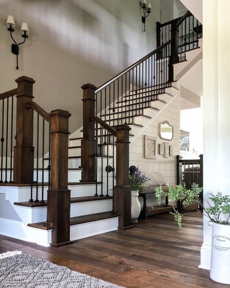 Staircase Remodel, Farmhouse Entryway, Gorgeous Houses, Foyer Design, House Stairs, House Remodel, Farmhouse Homes, Staircase Design, Dream House Plans