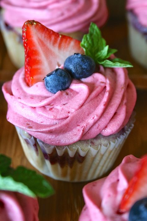 Mixed Berry Cupcakes || Oregon Transplant- Vanilla cake swirled with a fresh berry compote, topped with a Raspberry Buttercream and fresh berries. A must-try! Fruity Cupcakes, Cake Boss Recipes, Vanilla Bean Frosting, Berry Cupcakes, Raspberry Buttercream, Zebra Cake, Berry Compote, Basic Cake, Lemon Cupcakes