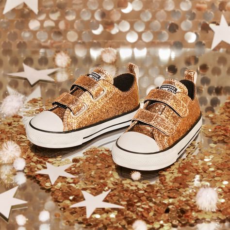 Converse Chuck Taylor All Star 2V Lo Glitter Sneaker - Baby / Toddler - Gold | Journeys Classic Converse, Toddler Converse, Shoe Size Chart Kids, New Street Style, Basketball Star, Converse Style, Spring Clothes, Glitter Sneakers, Baby Sneakers