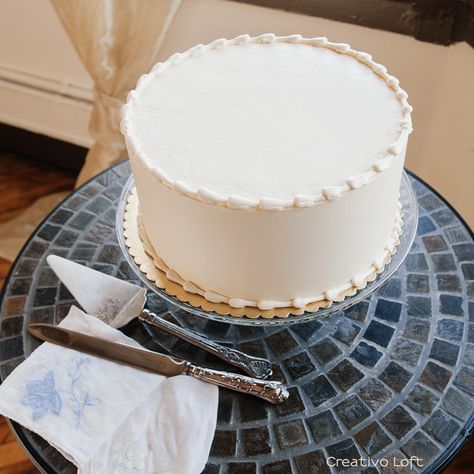 smooth white buttercream frosting with decorative piping - cake by Urban Icing - Creativo Loft small wedding Chicago - http://www.creativoloft.com 6 In Wedding Cake Simple, Small White Cake Simple, Plain White Round Cake, 1 Tier White Wedding Cake, Simple Piped Cake, Simple Round Wedding Cake, Plain White Cake Simple, Plain White Birthday Cake, Simple Single Tier Wedding Cake