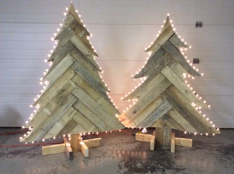 Flat Wood Christmas Tree, Wooden Pallet Christmas Trees Diy, Wood Christmas Tree Outdoor, Barnwood Christmas Trees, Rustic Pallet Christmas Tree, Reclaimed Wood Christmas Tree, Wooden Christmas Trees Outdoor, Pallet Trees Christmas Diy, Wooden Trees Christmas Decoration