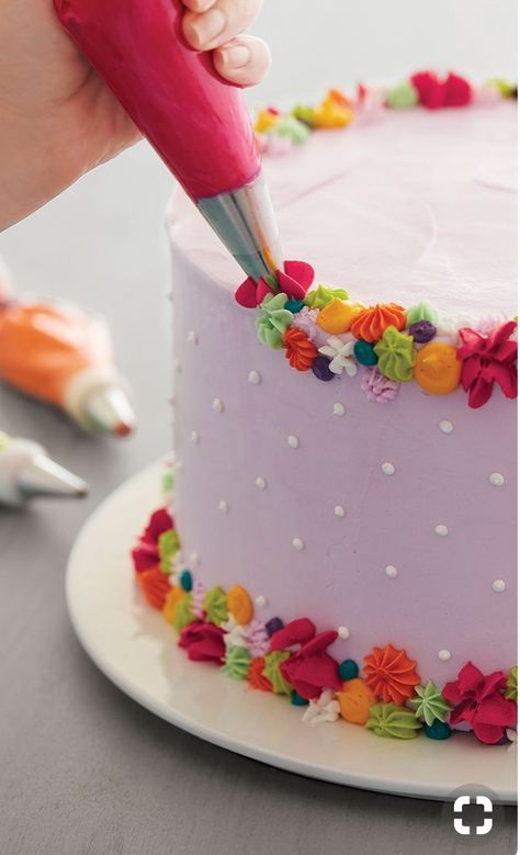 Flowery cake decorating idea that doesn’t require piping actual flowers Basic Cake Decorating, Polka Dot Cakes, Cake With Flowers, Basic Cake, Chocolate Cookie Recipes, Cake Decorating Tools, Vegan Cake, Savoury Cake, Easy Cake Recipes