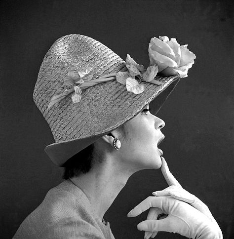 1950s hat Photo: John French 1960s Hats, Dior Hat, Heart Vintage, Fashion 1960s, Vintage Blog, Vintage Millinery, Moda Boho, Love Hat, Hat Box