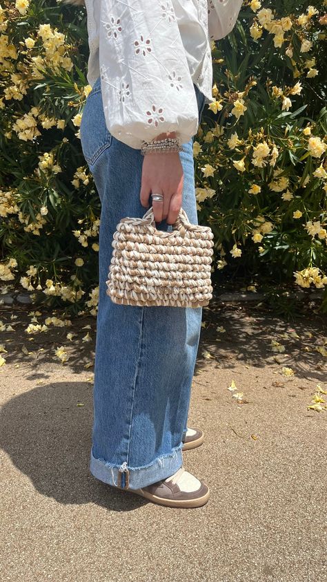 Handmade bag Beige and white 20 x 17 cm Made to order It can be made with other colors and other sizes Classy Crochet Bag, Outfit With Crochet Bag, Crochet Bags Photography, Crochet Bag Handles, Mini Crochet Bag, Stall Display, Crochet T Shirts, Mini Crochet, Beige Bag