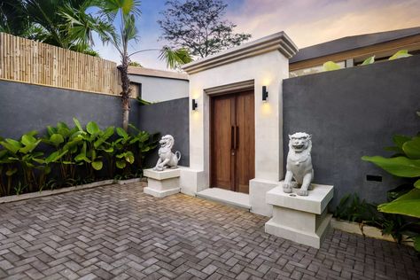 Bali Entrance Gate, Bali Doors Entrance, Outdoor Gates Ideas Entrance, Bali Villa Entrance, Villa Gate Design, Front Yard Entrance, Villa Gate, Balinese Architecture, Thai Garden