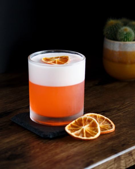 Aperol Sour, Cocktail Recipes At Home, Grapefruit Bitters, Vegan Substitutes, Gin Lemon, Lemon Drop Martini, Sour Foods, Squeezed Lemon, Cocktail Photography