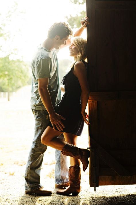 Shooting Couple, Engagement Photos Country, Wedding Engagement Pictures, Country Engagement, Engagement Poses, Engagement Photo Poses, Wedding Engagement Photos, Shooting Photo, Love Is