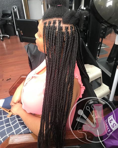 JESSAPPEALLED. on Instagram: “NEAT AND TUCKED 🥰❤️ MEDIUM SIZED BOX BRAIDS BRAID SEASON IS BAAAAACK! ATLANTA COME SEE MEEEE • • • • • • #atlantabraids #atlantahair…” Box Braids With Middle Part, Knotless Box Braids Medium, Box Braids Sizes, Medium Sized Box Braids, Box Braids Medium, Brown Box Braids, Burgundy Box Braids, Braids Medium, Cornrows With Box Braids